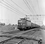 856390 Afbeelding van de electrische locomotief nr. 1138 (serie 1100) van de N.S. met een trein bestaande uit rijtuigen ...